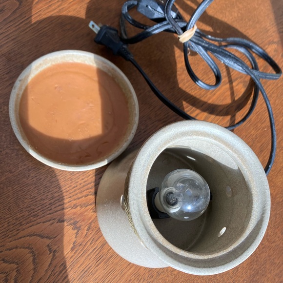 Full size Scentsy Twine wrapped tan warmer w/ switch on/off cord. Perfect cond. - Picture 3 of 6